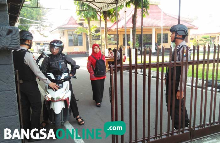 Gerbang Mapolres Blitar Kota dijaga ketat oleh petugas.