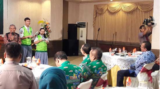 Ketua tim penilai lomba, Eyang Santo ketika diskusi dengan 2 pelajar SMAN I Gresik. foto: syuhud/ BANGSAONLINE