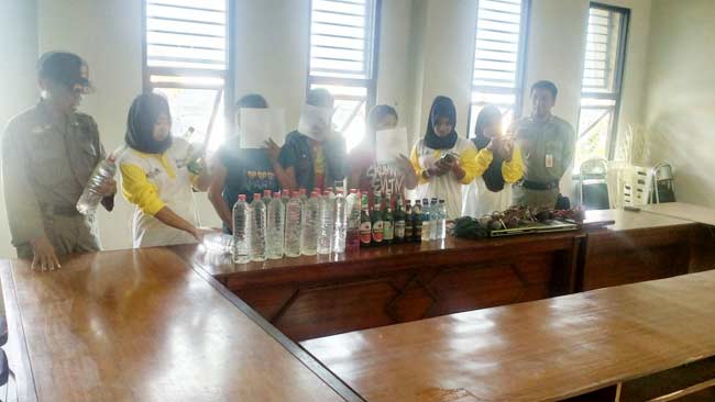 Para pramusaji dan miras saat diamankan di kantor Satpol PP. (ft:syuhud/ BANGSAONLINE)