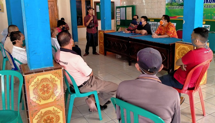 Warga Sukokerto yang meluruk kantor desa setempat, memprotes BLT-DD yang dinilai tak tepat sasaran.