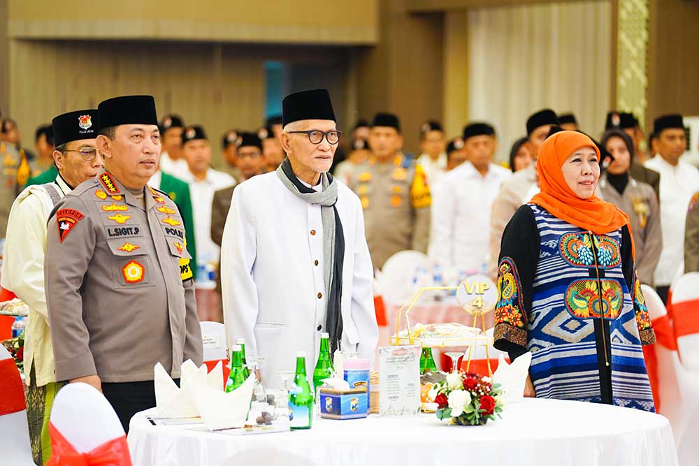 Dari kanan, Gubernur Khofifah, Miftahul Akhyar, dan Listiyo Sigit saat acara Safari Ramadhan di Mapolda Jatim. (Ist)
