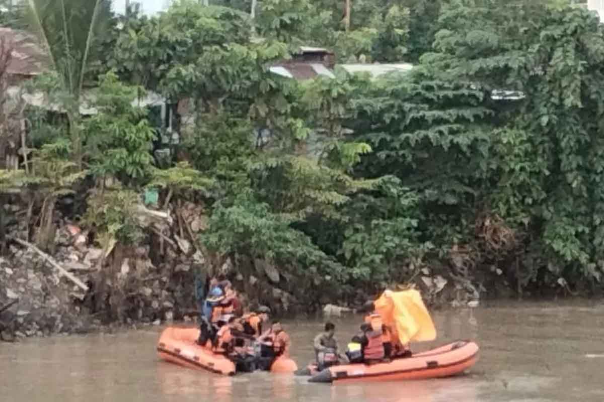 Personel gabungan dari Basarnas, Tim SAR dan BPBD Kota Surabaya saat mengevakuasi korban di Sungai Jagir, Wonokromo, Surabaya, Jumat (31/1/2025).