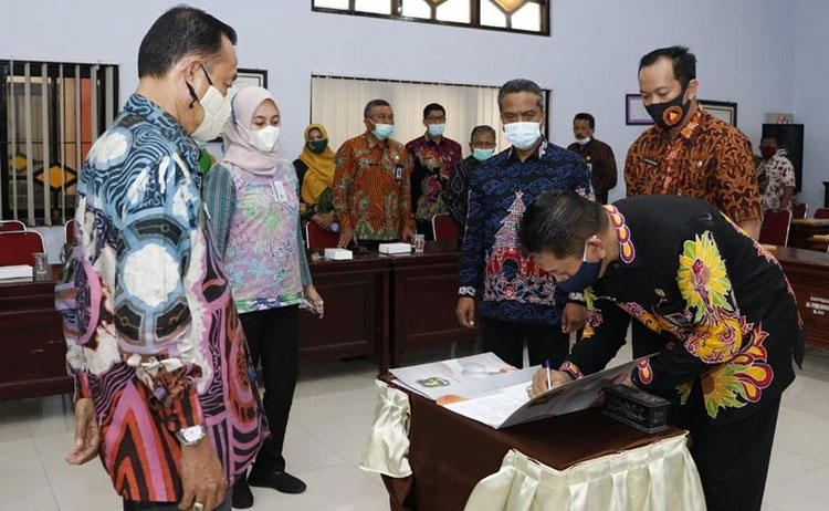 Sepuluh lembaga instansi pemerintah dan nonpemerintah melakukan kerja sama dengan Dinas Kependudukan dan Pencatatan Sipil (Disdukcapil) Kabupaten Sumenep. (foto: ist)