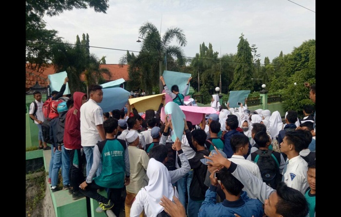 Siswa saat berdemo di sekolahnya. Foto: SOFFAN/BANGSAONLINE