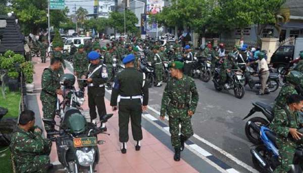 Motor dinas maupun pribadi anggota TNI di Kodim 0808 Blitar ketika diperiksa kelengkapannya, kemarin. foto: tri susanto/ BANGSAONLINE