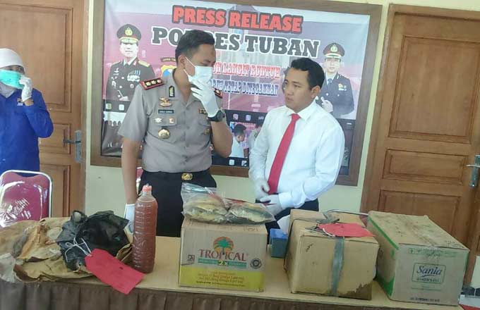 Kapolres saat merilis hasil penggerebekan ikan berformalin. foto: GUNAWAN/ BANGSAONLINE