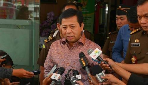 Mantan Ketua DPR Setya Novanto memberikan keterangan usai diperiksa setelah tiga kali mangkir dari panggilan di Kejaksaan Agung, Jakarta, Kamis (4/2).  foto: merdeka.com