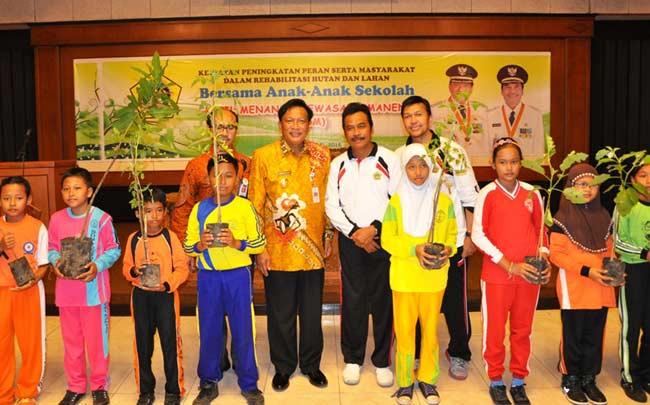 Bupati dan Wabup Sambari-Qosim bersama para pelajar saat kegiatan gemar menanam. foto: syuhud/ BANGSAONLINE