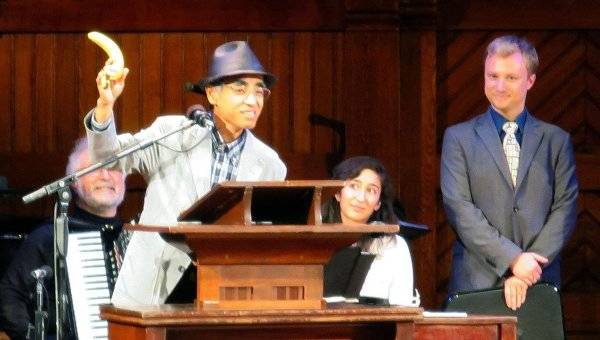 Profesor Kiyoshi Mabuchi saat presentasi mengenai kulit pisang, di Universitas Harvard. Foto:repro en.ria.ru