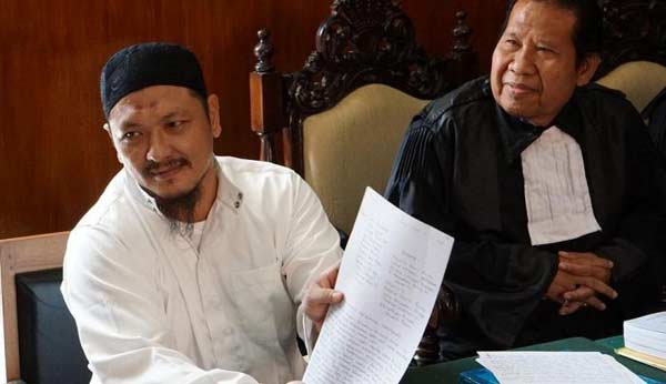 Freddy Budiman menunjukkan surat permohonan tobat nasuha pada sidang PK