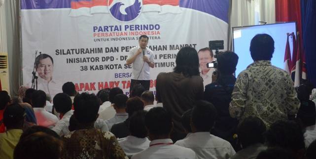 Ketua Umum Partai Perindo, Hary Tanoe saat memberikan mandat kepada 38 Ketua DPD di kantor DPW Perindo Jawa Timur, Jalan Diponegoro. (Didi Rosadi/BangsaOnline.com)