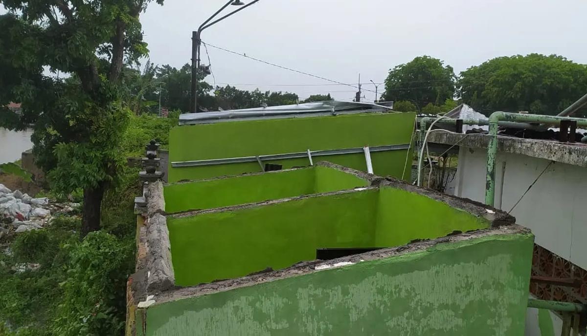 Atap musala dan kamar mandi RSUD dr Slamet Martodirdjo tampak rusak usai diterjang angin kencang. 