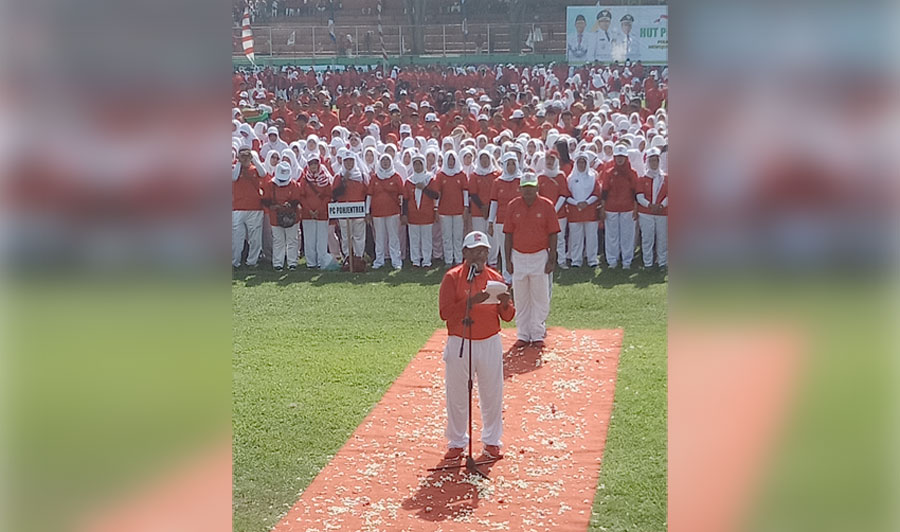 Ketua PGRI Kabupaten Pasuruan Iswahyudi saat memberikan sambutan di hadapan ribuan guru.