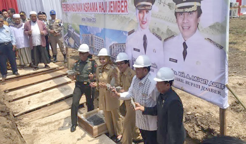 Bupati Jember dr. Faida MMR meresmikan pembangunan Asrama Haji di Desa/Kecamatan Ajung, Kabupaten Jember, Jawa Timur, Senin (7/10/2019).