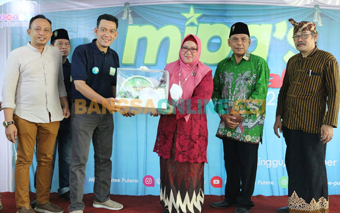 Wakil Bupati Gresik, Aminatun Habibah (tiga dari kanan), saat hadir dalam pembukaan MIPA