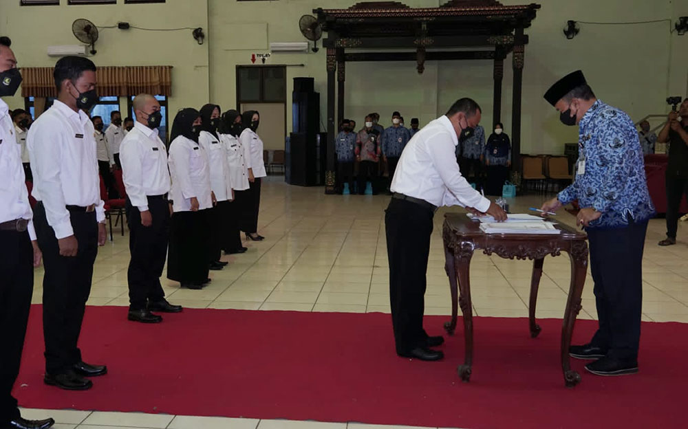 Ratusan guru honorer di Kabupaten Sumenep terima SK dari Bupati Achmad Fauzi.