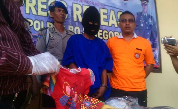 Tersangka pemerkosa yang diamankan polisi. 