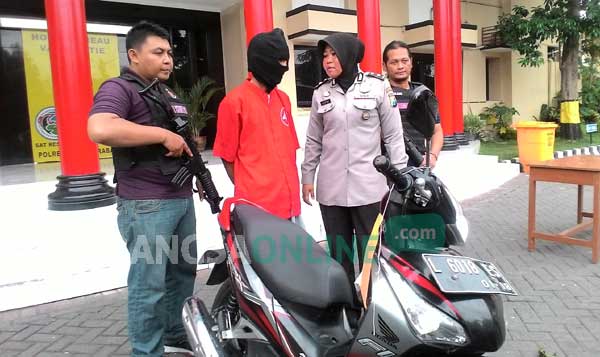 Tersangka didampingi Kasubag Humas polrestabes. ft: ekoyono/ BANGSAONLINE
