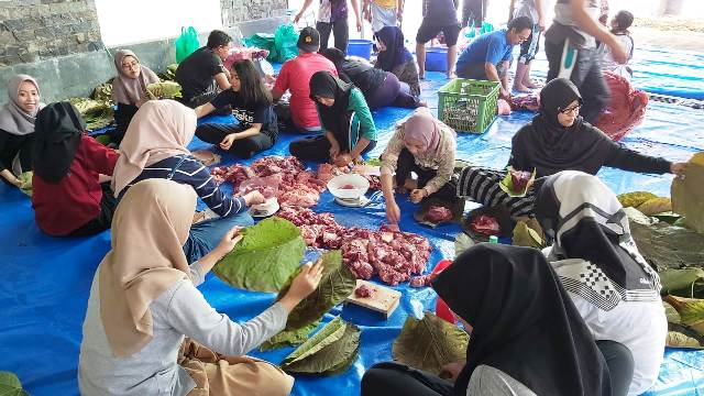 Potong 7 Ekor Sapi, KPP Pratama Tuban Bagikan 1.200 Bungkus Daging