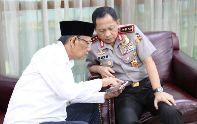 KH A Hasyim Muzadi menunjukkan sesuatu di HP-nya kepada Kapolri Jenderal Tito Karnavian di Mabes Polri Jalan Trunojoyo 3 Jakarta Selatan, Senin (9/9). foto: dokumentasi bangsaonline.com