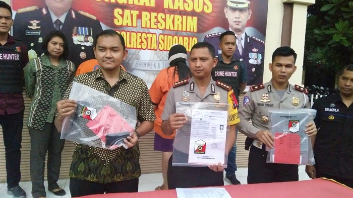 Kedua pelaku saat rilis di Polresta Sidoarjo.