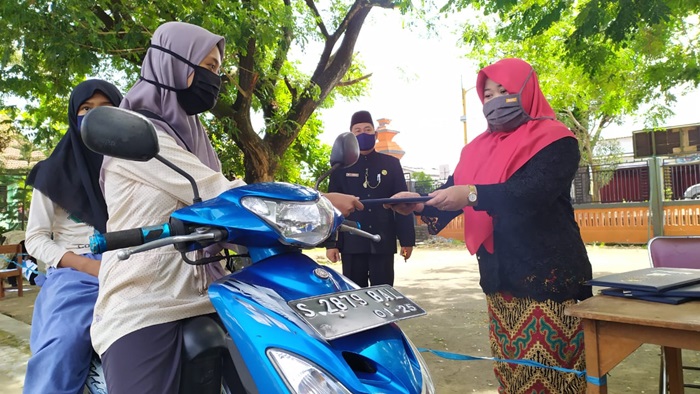 Pengambilan Rapor Sistem Drive Thru SMPN 1 Mojowarno.
