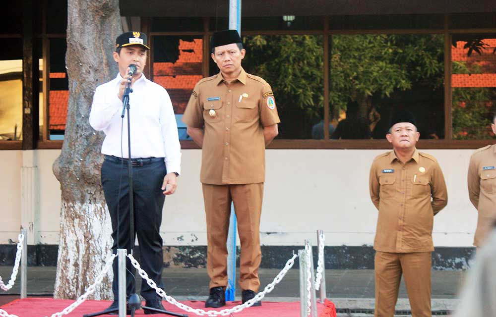 Wali Kota Pasuruan Adi Wibowo saat memberikan arahan dalam apel monev penataan PKL dan pengelolaan parkir.
