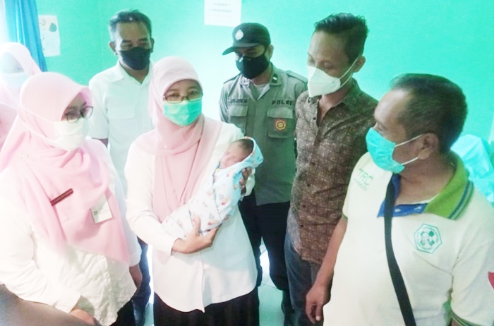 Bayi mungil tersebut dititipkan di Puskesmas Montong untuk mendapatkan perawatan secara intensif.
